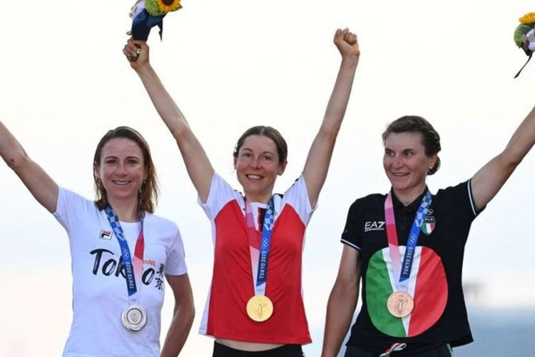 Pebalap sepeda Austria, Anna Kiesenhofer (tengah) kini berstatus ilmuwan sekaligus juara Olimpiade.
