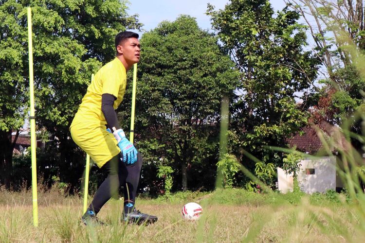 Kiper Arema FC musim 2020, Teguh Amiruddin.