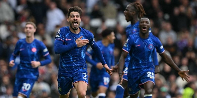 Penyerang Chelsea Pedro Neto merayakan gol kedua pada laga Liga Inggris antara Fulham dan Chelsea di Craven Cottage di London pada tanggal 20 April 2025.