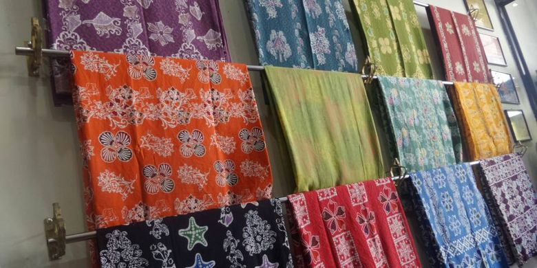 Kain batik gonggong dijual mulai Rp 130.000 hingga Rp 950.000.