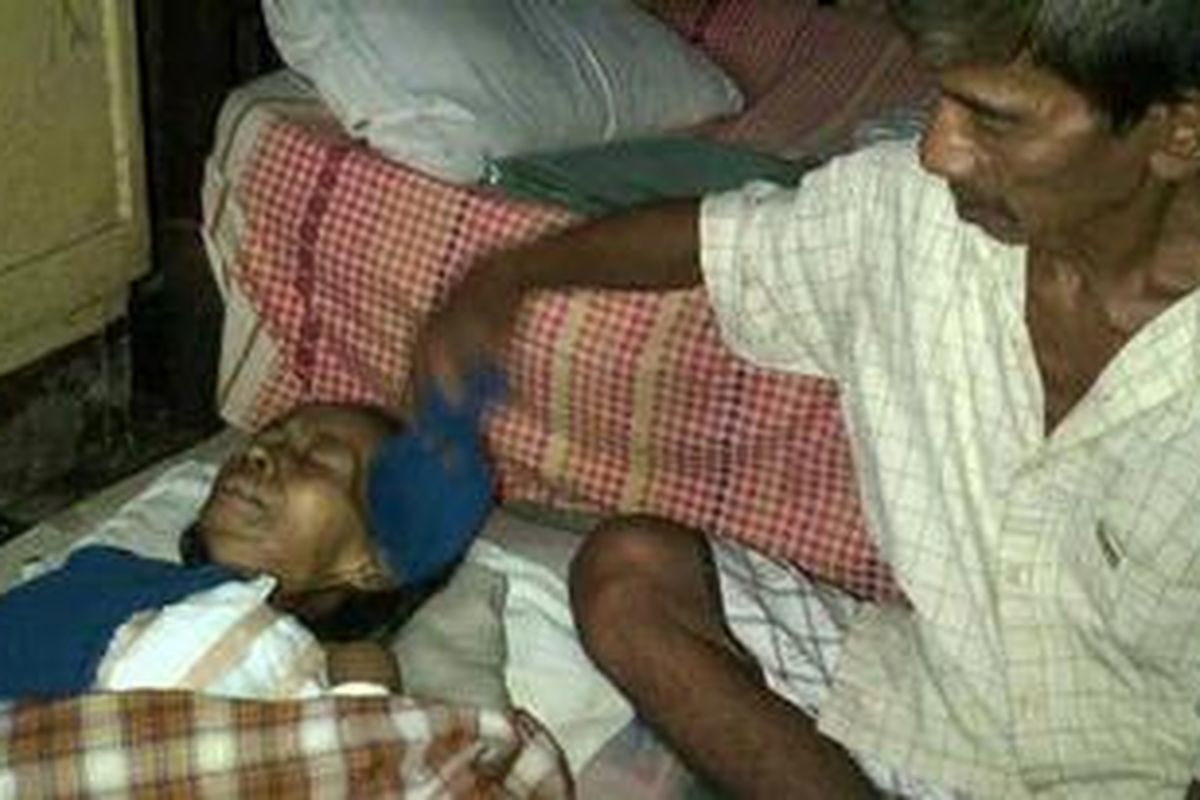 Kamidi memilih merawat isterinya, Narti, penderita Kangker Payudara di rumah sendiri.   