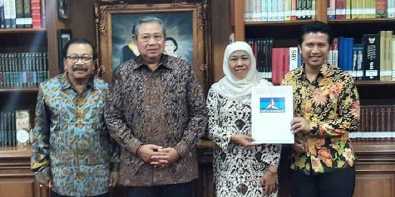 Ketua Umum DPP Partai Demokrat Susilo Bambang Yudhoyono bersama Ketua DPD Partai Demokrat Jatim Soekarwo memberikan dukungan kepada pasangan Khofifah Indar Parawansa dan Emil Dardak dalam Pilkada Jatim 2018.