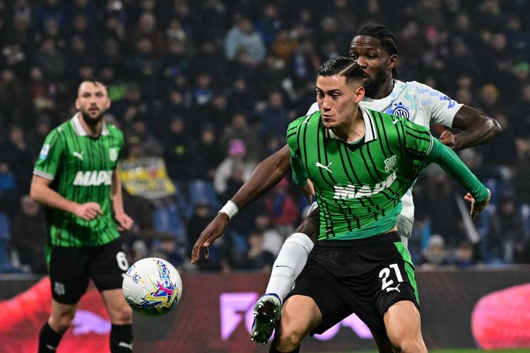 Bek Timnas Indonesia, Jay Idzes, berduel dengan penyerang Inter Milan Marcus Thuram. Inter Milan tampil dominan saat menundukkan Sassuolo dengan skor 5-0 dalam lanjutan pekan ke-24 Serie A 2025-2026 di Stadion MAPEI, Reggio Emilia, Senin (9/2/2026) dini hari WIB.