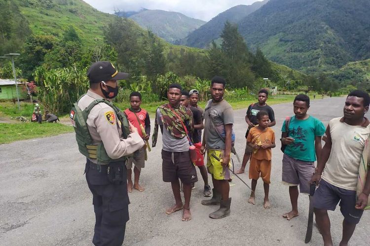 Aktifitas aparat kepolisian di Distrik Beoga, Kabupaten Puncak, Papua