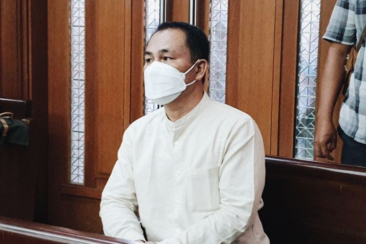 Direktur CV Nizhami, Muara Perangin-Angin dalam persidangan di Pengadilan Tindak Pidana Korupsi (Tipikor) Jakarta, Rabu (6/4/2022). Muara adalah terdakwa dugaan pemberian suap senilai Rp 572.000.000 pada Bupati nonaktif Langkat Terbit Rencana Perangin-Angin. 