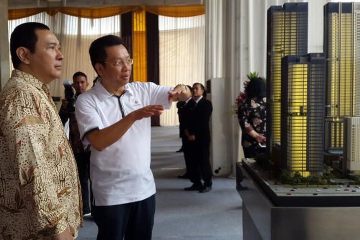 Presiden Komisaris Humpuss Group Hutomo Mandala Putra dan Presiden Direktur KG Global Development Harry Gunawan meninjau maket proyek multifungsi Mangkuluhur City, sebelum prosesi tutup atap Office Tower One, Jumat (9/9/2016). 