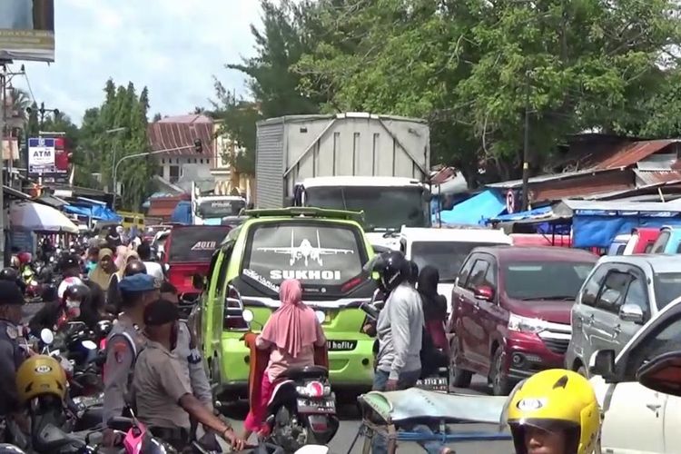 Pasar tumpah dan lampu lalulintas yang tak berfungsi memicu kemacetan panjang di jalur mudik trans Sulawesi, Senin (8/4/2024).  