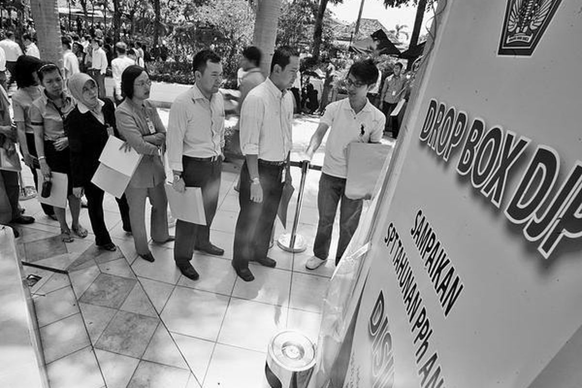 Pekerja kantoran antre untuk menyerahkan Surat Pemberitahuan (SPT) pajak di lokasi Drop Box (kotak khusus) yang dibuka Kantor Pajak Pratama Tanah Abang 3 di Taman Gedung BRI, Sudirman, Jakarta, Senin (30/3). Batas akhir penyerahan SPT bagi wajib pajak pribadi adalah hari ini, Selasa (31/3), sementara bagi perusahaan tanggal 30 April 2009. Wajib pajak pribadi yang terlambat menyerahkan SPT dikenai denda sebesar Rp 100.000, sedangkan bagi perusahaan dikenai Rp 1 juta.