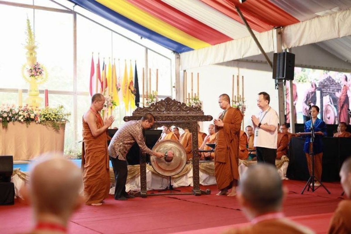 Indonesia Tipitaka Chanting dan ?s?lha Mah?p?j? 2568 2024 di Taman Lumbini.