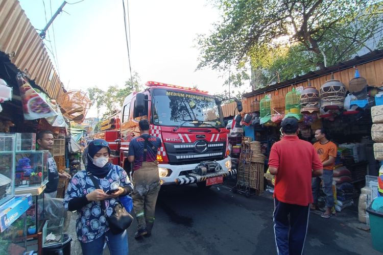 Mobil pemadam kebakaran yang mengalami kesulitan saat hendak keluar ke jalan raya usai memadamkan api di Rawa Bunga, Jatinegara Jakarta Timur, Selasa (12/9/2023).