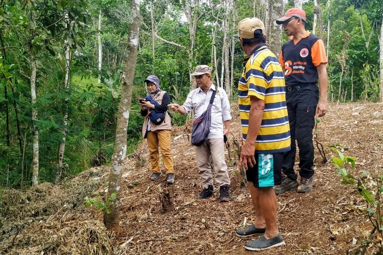 Tim PVMBG Badan Geologi dan BPBD bersama warga mengecek tanah ambles kedalaman 2 meter dengan panjang sekitar 100 meter di pinggiran Kampung Batugede, Desa Cimerang, Sukabumi, Jawa Barat, Selasa (25/2/2020).