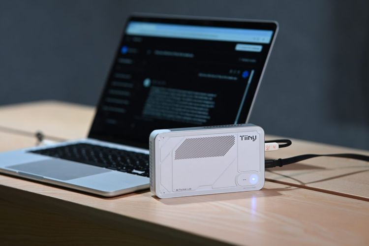 AI Pocket Lab, superkomputer mini yang dikembangkan oleh startup Amerika Serikat, Tiiny AI. 