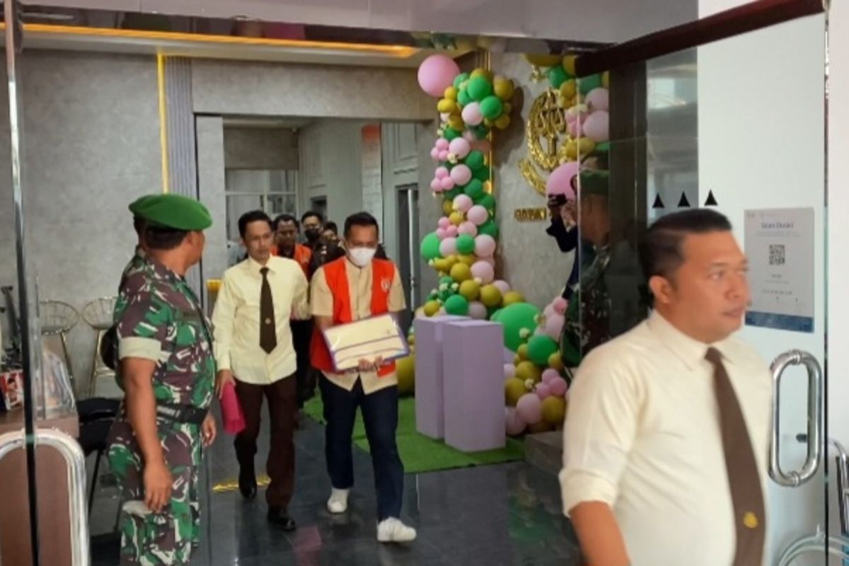 Tersangka dugaan korupsi pengadaan perangkat APMD di Tuban, AM dan EW, ditahan Kejaksaan Negeri Tuban dan dibawa ke Lapas Kelas II B Tuban, Senin (22/7/2024).