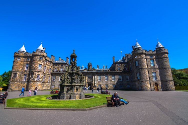 Istana Holyroodhouse di kaki bukit Arthur's Seat di Edinburgh, Skotlandia.