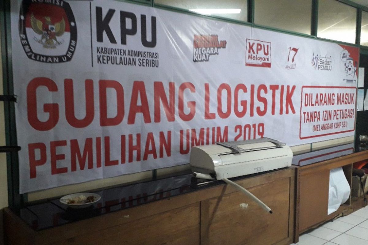 Tampak depan Gudang Logistik Pemilu 2019 di Kantor KPU Kepulauan Seribu, Jumat (8/3/2019).