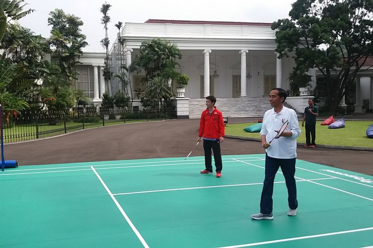 Presiden Joko Widodo bermain bulutangkis bersama para atlet tanah air dalam perayaan Hari Sumpah Pemuda di Istana Bogor, Sabtu (28/10/2017).