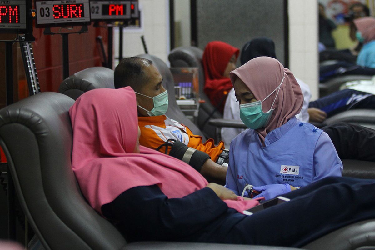 Petugas melayani pendonor di ruang donor darah Unit Transfusi Darah (UTD) Palang Merah Indonesia (PMI) Kota Surabaya, Jawa Timur, Kamis (19/3/2020). PMI Kota Surabaya kekurangan pasokan darah sekitar 60 persen dari rata-rata sehari sebanyak 450 pendonor (450 kantong darah) menjadi sekitar 140 pendonor karena adanya himbauan pembatasan kegiatan sosial guna mencegah penyebaran COVID-19.