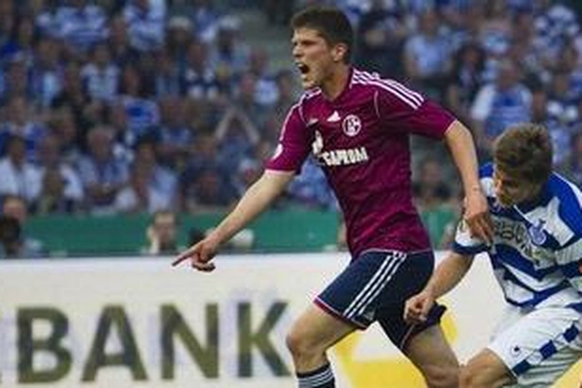 Ekspresi penyerang Schalke, Klaas-Jan Huntelaar (kiri), setelah bola yang ditendangnya masuk gawang Duisburg, di final DFB Pokal, di Olympiastadion, Sabtu (21/5/2011).