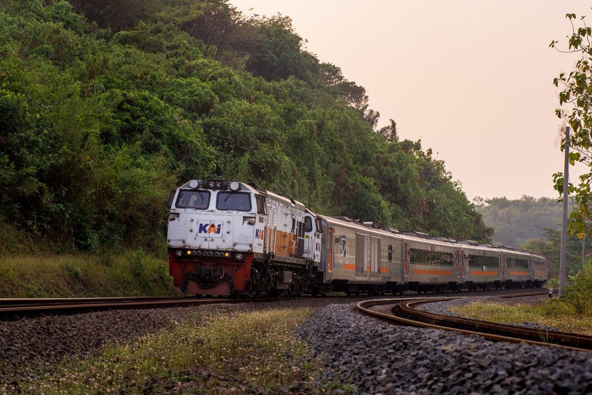 Ilustrasi kereta api. Berikut ini jadwal dan harga tiket KA Surabaya Yogyakarta PP 2023. 