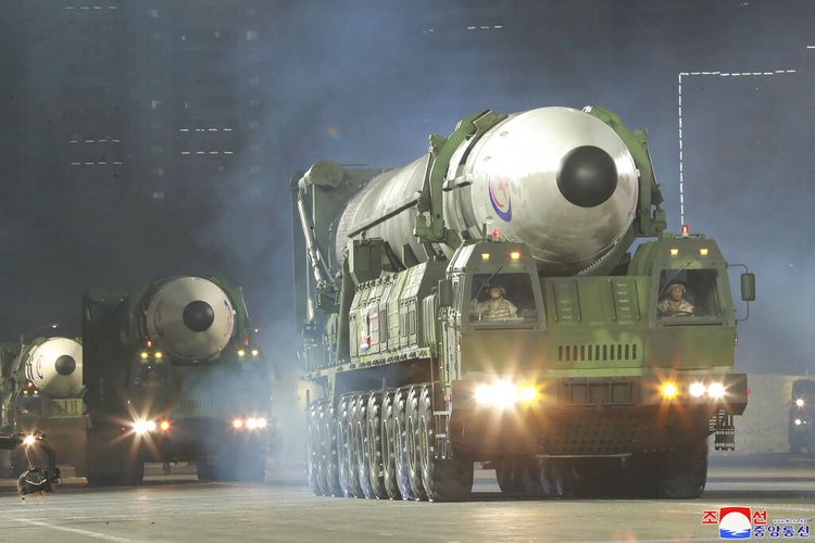 Rudal balistik antarbenua Hwasong-17 yang baru dibuat Korea Utara dipamerkan dalam parade militer untuk menandai ulang tahun ke-90 tentara Korea Utara di Lapangan Kim Il Sung di Pyongyang, Korea Utara, 25 April 2022. Foto ini disediakan oleh Pemerintah Korea Utara.