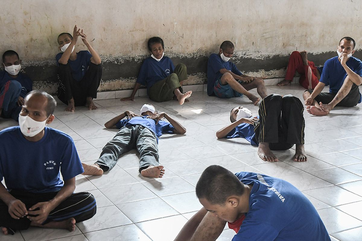 Sejumlah pasien ODGJ (Orang Dengan Gangguan Jiwa) beristirahat usai mengikuti vaksinasi Covid-19 di Yayasan Jamrud Biru di Bekasi, Jawa Barat, Rabu (4/8/2021). Sebanyak 70 pasien ODGJ mengikuti kegiatan vaksinasi merdeka guna mencegah penyebaran wabah Covid-19.