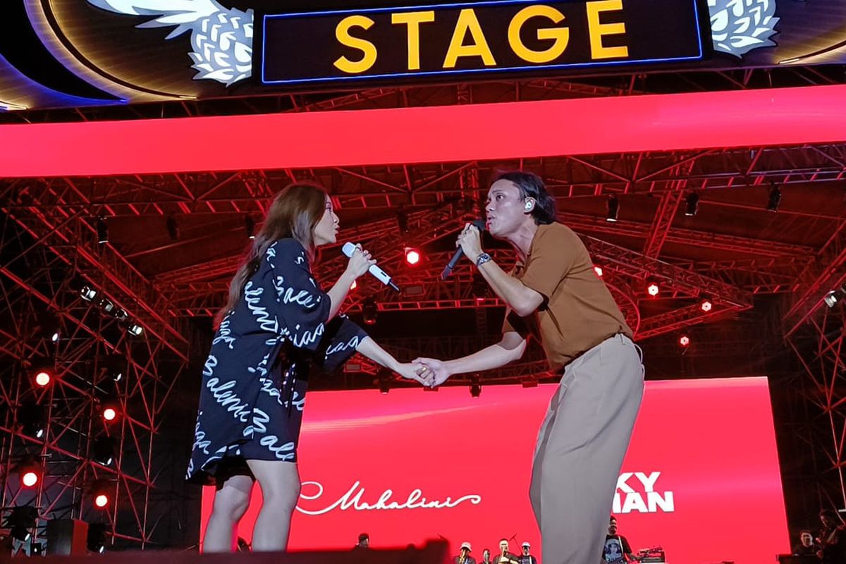 Rizky Febian mengaku sangat senang bisa tampil sepanggung dengan kekasihnya, Mahalini, di Prost Fest.