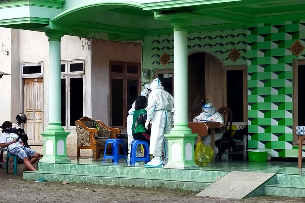 Sejumlah warga RT 3/RW 3, Kelurahan Tawangsari, Kecamatan Garum, Kabupaten Blitar melakukan pengambilan swab untuk tes antigen di teras rumah warga setempat, Selasa (29/6/2021)