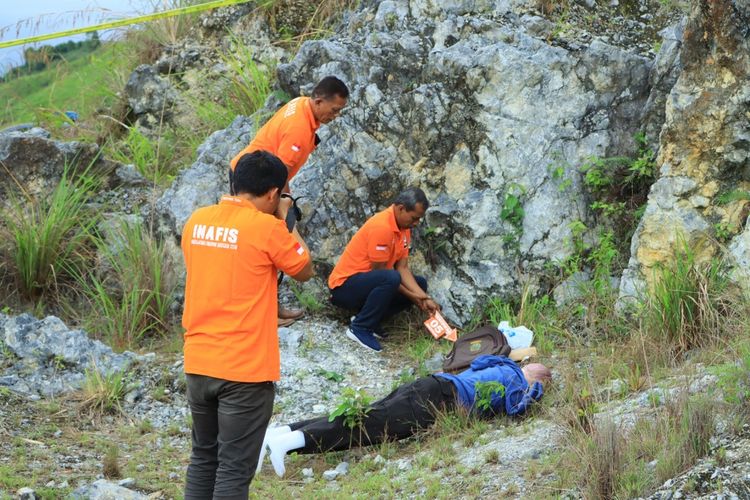 Tim yang dibentuk Polda Sumut bergerak cepat mengecek tempat kejadian perkara (TKP) ditemukannya jasad Bripka Arfan Saragih (AS) di Desa Simullop, Kelurahan Siogung-ogung, Kecamatan Pangururan, Kabupaten Samosir.