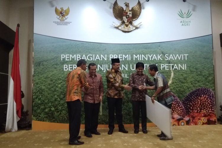 Asian Agri, diwakili oleh Direktur Corporate Affairs Fadhil Hasan membagikan premi kepada dua belas perwakilan petani sawit Koperasi Unit Desa Wilayah Jambi dan Riau, Selasa (10/04/2018).