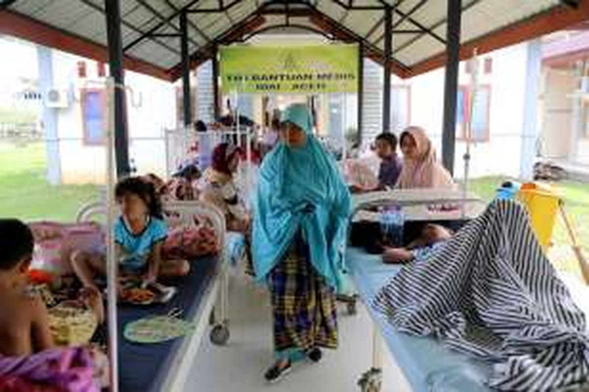 Korban gempa dirawat di lorong RSUD Kabupaten Pidie Jaya, Aceh, Sabtu, (8/12/2016). Mereka memilih dirawat di selasar rumah sakit karena masih trauma dengan peristiwa gempa yang terjadi pada Rabu lalu.