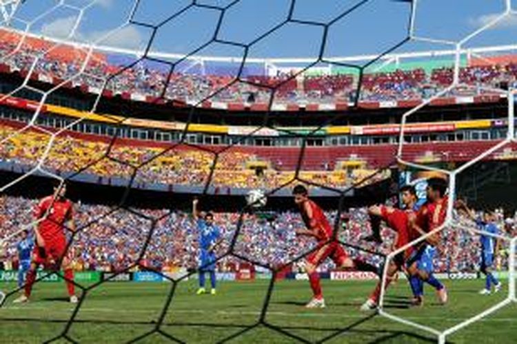 Penyerang Spanyol, David Villa (tengah), mencetak gol pertamanya (dari dua) ke gawang El Salvador, pada laga persahabatan, di FedEx Field, Maryland, Sabtu (7/6/2014).