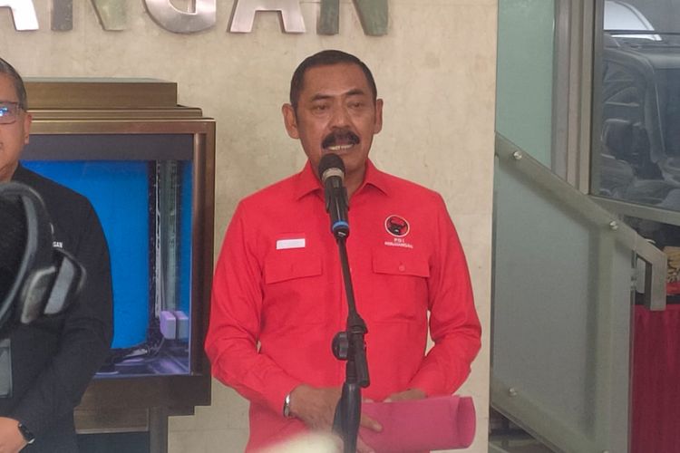 Ketua DPC PDI-P FX Hadi Rudyatmo usai menerima sanksi peringatan keras dan terakhir dari DPP PDI-P, Jakarta, Rabu (26/10/2022).