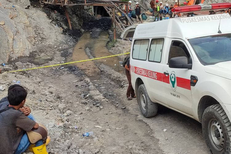 Para penambang yang selamat menyaksikan tim penyelamat mengevakuasi korban tewas dan terluka akibat ledakan tambang batu bara di Sawahlunto pada 9 Desember 2022.