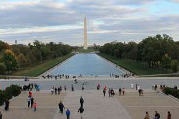 Tugu Washington atau Washington Monument dilihat dari Lincoln Memorial.