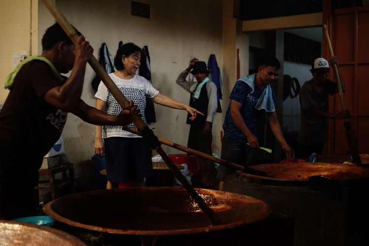 Owner and manager of the Dodol and Cake production house Ny. Lauw (LKW), Iin is checking the process of making dodol in the production kitchen, in Tangerang, Banten, Friday (17/1/2025).