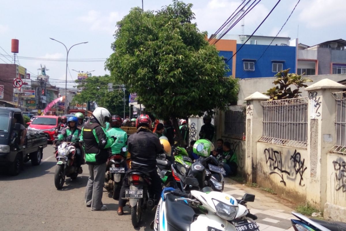 Sejumlah pengendara ojek online yang menjemput penumpang di dekat Stasiun Depok, Selasa (3/10/2016). Para pemesan ojek online umjmnya para penumpang KRL yang membatalkan perjalanan karena anjloknya satu rangkaian KRL di Stasiun Manggarai.