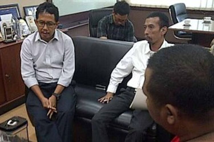 Sekjen PSSI, Djoko Driyono (kiri), menerima perwakilan Deltamania di kantor PSSI di Senayan, Jakarta, Jumat (21/6/2013).