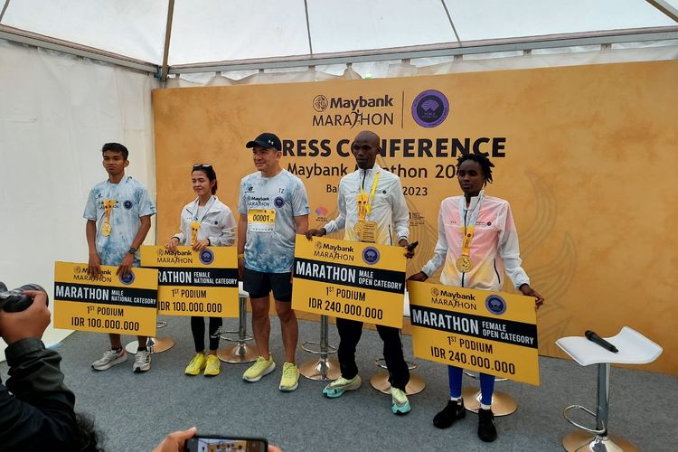 Presiden Direktur Maybank Indonesia Tazwin Zakaria (tengah) berfoto bersama para pemenang Maybank Marathon 2023, Minggu (23/8/2023)