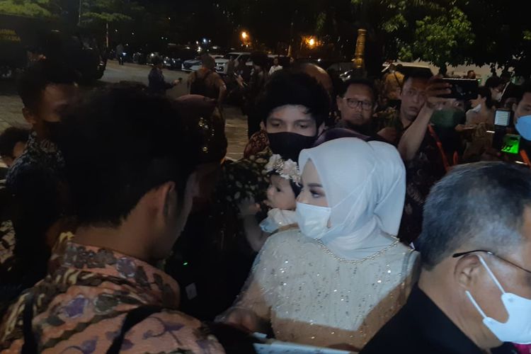 YouTuber Atta Halilintar dan sang istri, Aurel Hermansyah menghadiri resepsi pernikahan Kaesang Pangarep dan Erina Gudono di Pura Mangkunegaran Solo, Jawa Tengah, Minggu (11/12/2022) malam.