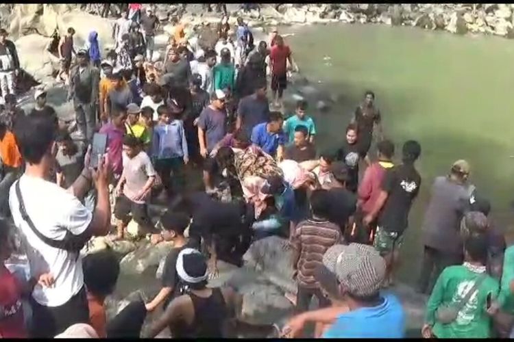 Tim relawan dan warga mengevakuasi 3 korban jasad yang tenggelam di Curug Sibarong, Desa Sikasur Kecamatan Belik