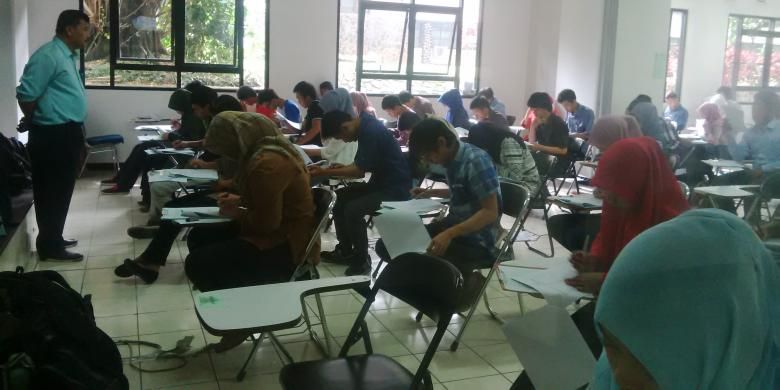 Suasana pelaksana ujian SMBPTN di kampus ITB, Jalan Ganeca, Bandung, Jawa Barat, Selasa, (17/6/2014).