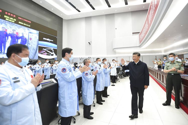 Dalam foto yang dirilis oleh Kantor Berita Xinhua China ini, Presiden China Xi Jinping menyapa para pekerja setelah melakukan percakapan video dengan tiga astronot di atas modul inti stasiun ruang angkasa China Tianhe di Pusat Kontrol Dirgantara Beijing di Beijing, Rabu, 23 Juni 2021. 