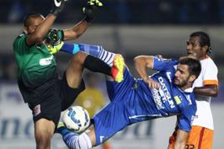 Benturan keras antara bek Persib Bandung, Vladimir Vujovic, dan kiper Pusamania Borneo FC, Galih Sudaryono, pada pertandingan kedua perempat final Piala Presiden 2015, di Stadion Si Jalak Harupat, Soreang, Sabtu (26/9/2015).