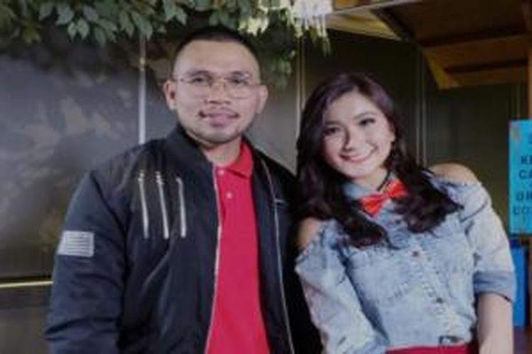 Roy Ricardo bersama Christi Colondam di jeda acara Warung Warner