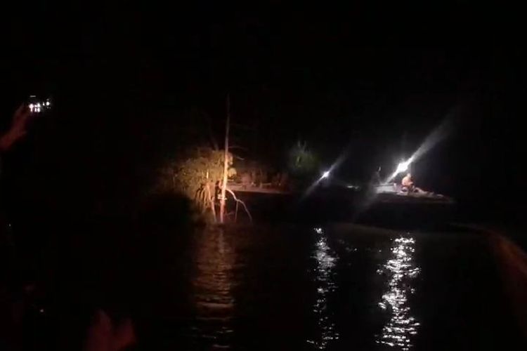 Momen saat kapal hantu meninggalkan hutan bakau di OKI Sumsel, Jumat (11/6/2021) malam.