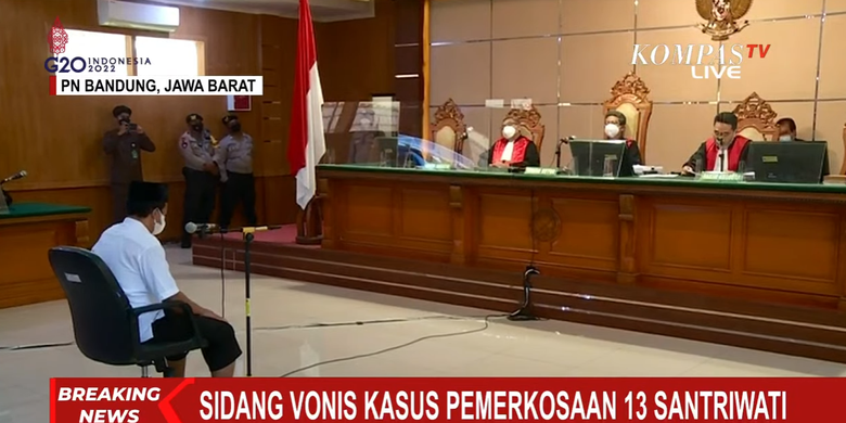 Sidang vonis terhadap terdakwa Herry Wirawan di Pengadilan Negeri Bandung, Jawa Barat, Selasa (15/2/2022).