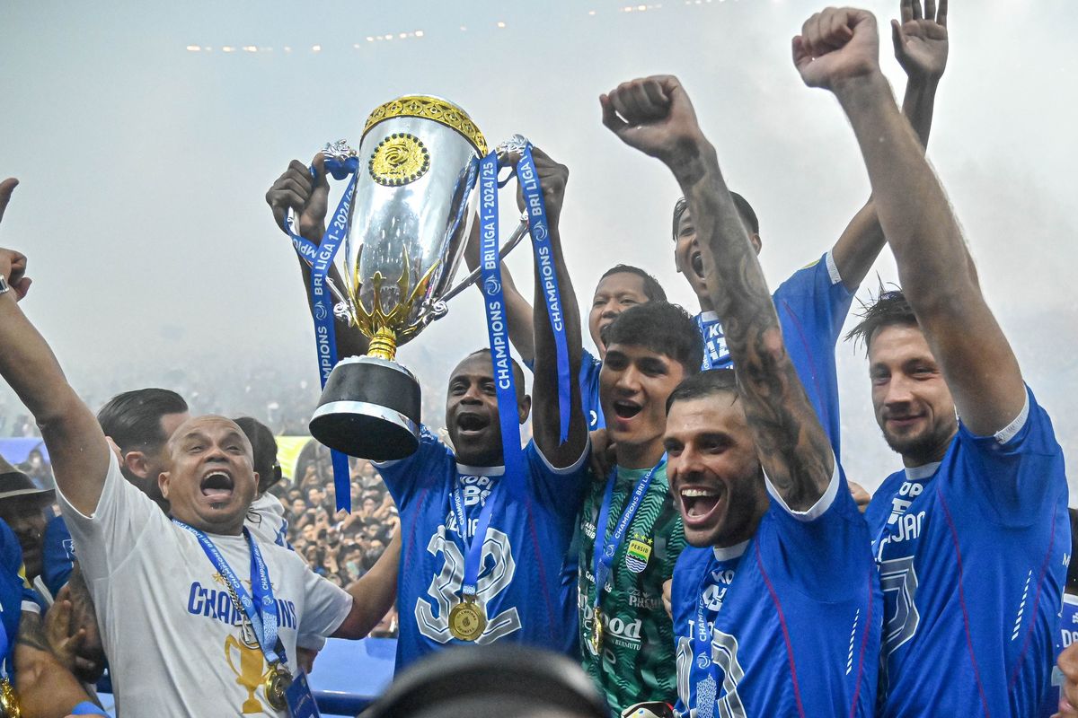 Persib Bandung juara Liga 1 2024-2025, angkat piala di Stadion Gelora Bandung Lautan Api (GBLA), Sabtu (24/5/2025). 