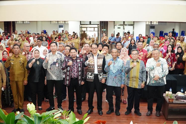 Beberapa tokoh masyarakat nasional dan NTT terlihat berfoto bersama usai acara Sosialisasi Peraturan Presiden (Perpres) Nomor 81 Tahun 2024 tentang Percepatan Penganekaragaman Pangan Berbasis Sumber Daya Lokal, Senin (30/9/2024). 