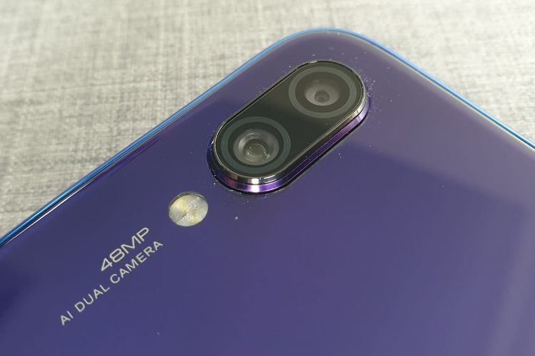 Kamera ganda di pungung Redmi Note 7 yang tersusun vertikal. Kamera utama beresolusi 48 megapiksel, bukaan lensa f/1.8 dan kamera sekunder 5 megapiksel, bukaan f/2.4