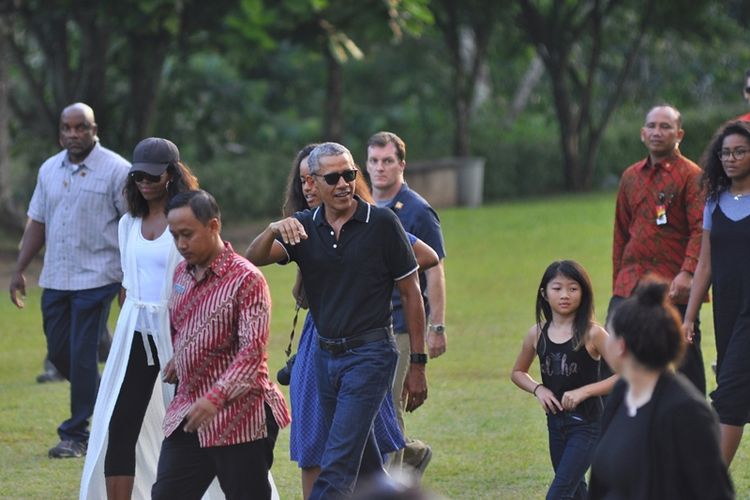 Mantan Presiden Amerika Serikat Barack Obama (tengah) dan keluarganya tiba di Candi Borobudur di Magelang, Jawa Tengah, Rabu (28/6/2017). Obama menghabiskan waktu 10 hari untuk berlibur bersama keluarga di Indonesia, seperti di Bali, Yogyakarta dan Jakarta, kota tempatnya menghabiskan masa kecil. 